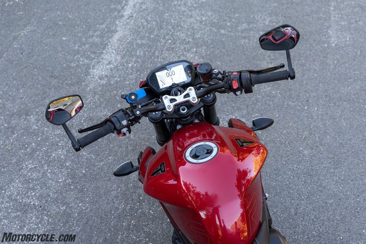 Other than the dash, the actual cockpit is comfortable enough. The rider triangle is relatively neutral, with just the right amount of forward bend. The bar end mirrors are stylish, but visibility isn’t great. They also add width to the bike, which can make it a little more challenging to filter through lanes – assuming that’s legal where you ride.