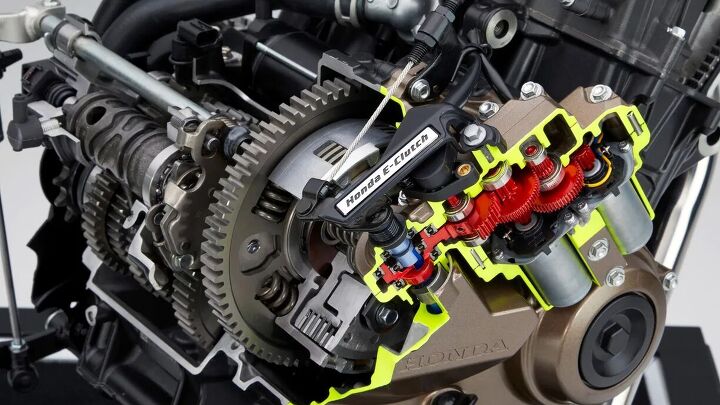 The shaft directly below the “Honda E-Clutch” label controls the engagement level of the clutch. The shaft can be rotated automatically via a series of gears (shown in red) connected to the two motors, or manually with a traditional cable connected to a hand lever.