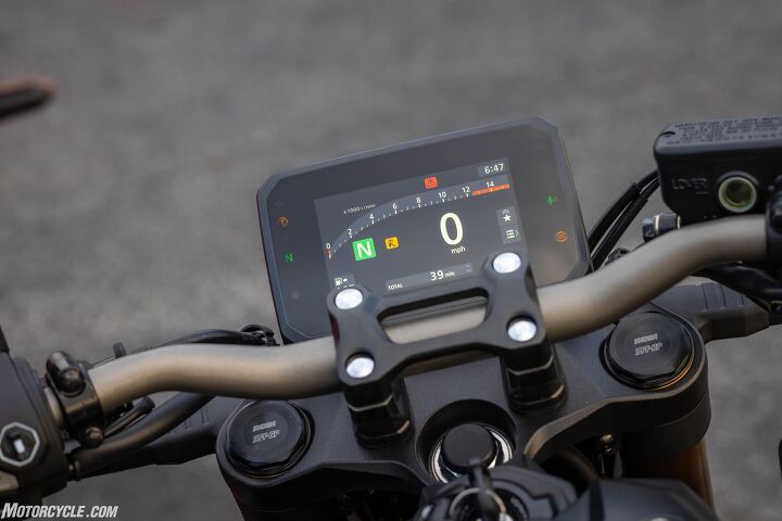 The TFT display is clear, crisp, and easy to read. To the right of the actual screen is a green symbol (it’s supposed to resemble a clutch from the side profile) with the letter A beside it. When lit, this tells you the E-Clutch is working.